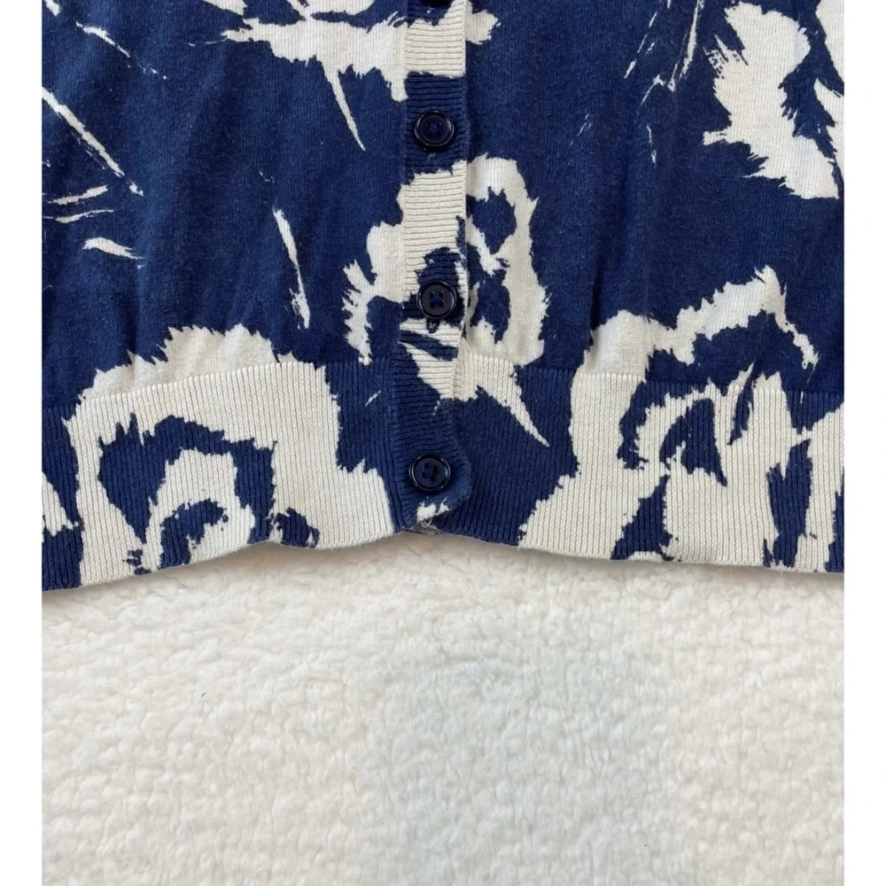 ST. JOHN’S BAY • Blue/White Floral Print V-Neck Long Sleeve Cardigan - Picture 12 of 16